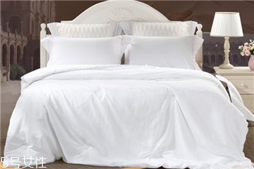 蚕丝被能放樟脑丸吗,蚕丝被收纳时放樟脑丸会怎样