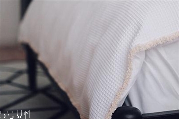 羽绒被和棉被哪个暖和,羽绒被和棉花被哪个暖和