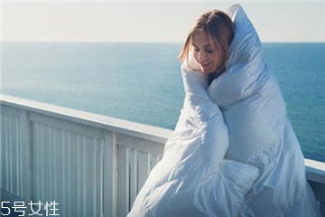 羽绒被铺床好吗,羽绒被可以铺在床上吗