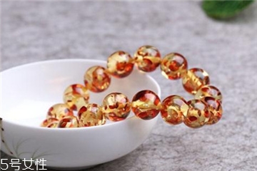 琥珀手链应该戴在哪只手上,琥珀戒指戴哪个手指