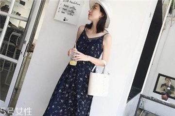 吊带碎花裙怎么搭配,小碎花短裙