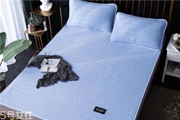 凉席为什么不能用水洗,电热毯可以直接铺在凉席上吗 凉席为什么不能用水洗,电热毯可以直接铺在凉席上吗