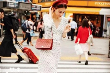 波点长裙怎么搭配,波点连衣裙的优点