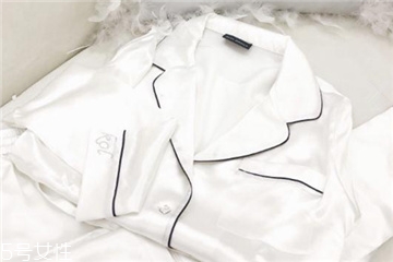 菜汤怎么洗掉,菜汤油渍怎样洗干净