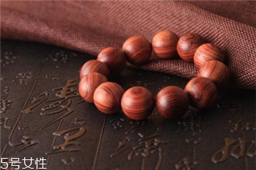 戴黄花梨手串有什么好处,黄花梨手串对身体有什么好处