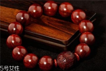 小叶紫檀手串需要上油吗,小叶紫檀手串能上油吗?
