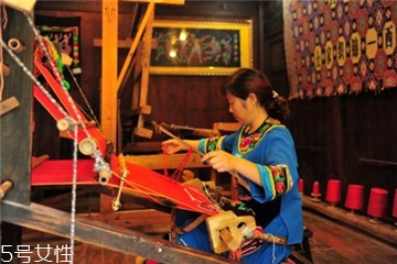 织锦是哪个民族的特色,织锦是哪个民族的工艺品 织锦是哪个民族的特色,织锦是哪个民族的工艺品