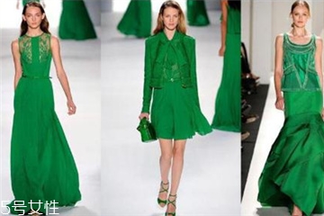 绿色的百褶裙搭什么上衣好看,绿色连衣裙搭配什么颜色外套好看