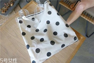 波点帆布包搭配,波点帆布包