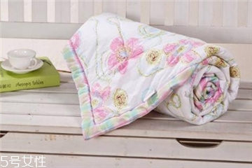 蚕丝被和羽绒被的区别,蚕丝被和普通被子的区别 蚕丝被和羽绒被的区别,蚕丝被和普通被子的区别