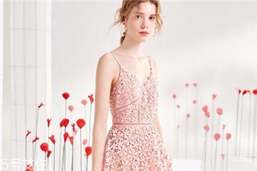 吊带v领连衣裙,v领吊带连衣裙裁剪图