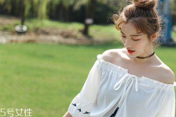 一字肩衣服怎么做,一字肩穿什么内衣 一字肩衣服怎么做,一字肩穿什么内衣