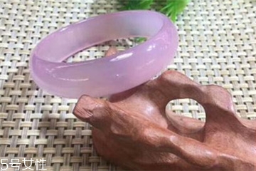 玉髓手镯什么颜色好看,什么颜色的玉髓手镯好