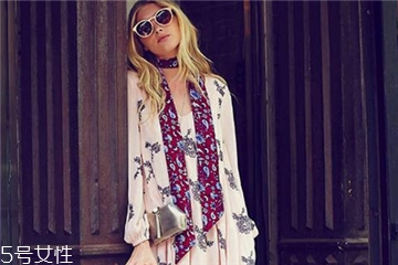 印花裙,印花裙配什么上衣好看