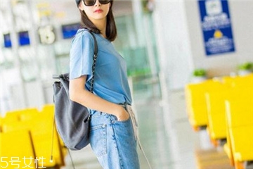 双肩包怎么搭配衣服,什么颜色的双肩包百搭衣服