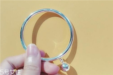 翡翠手镯发黑是什么原因,带银子手镯发黑是什么原因