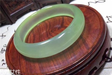 手镯戴不进去有什么办法,如何取手镯的小窍门