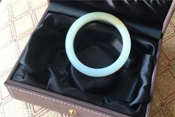 玉手镯是圆的好还是扁的好,方手镯还是圆手镯好