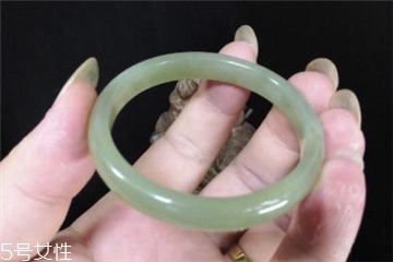 手镯有裂纹值钱吗,玉手镯有裂纹了还值钱吗