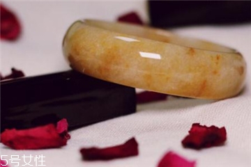 玉手镯容易碎吗,真正的玉手镯容易碎吗