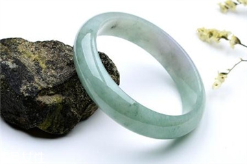 玉手镯别人可以摸吗,为什么说玉手镯不能让别人摸?