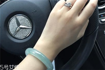 一只手可以带两个手镯吗,手镯可以戴两只手吗 一只手可以带两个手镯吗,手镯可以戴两只手吗