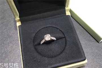 婚戒和钻戒可以一起戴吗,结婚钻戒和对戒怎么戴