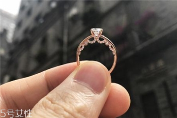 钻戒上的碎钻会掉吗,钻戒会摔碎吗 钻戒上的碎钻会掉吗,钻戒会摔碎吗