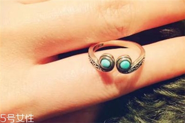 绿松石可不可以碰水,绿松石戒指怕水吗 绿松石可不可以碰水,绿松石戒指怕水吗