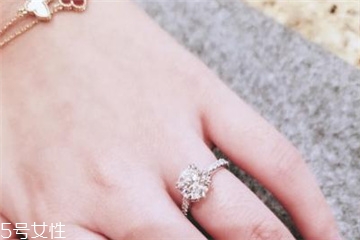 钻戒圈口大了怎么办可以改小吗,钻戒圈口大了怎么办有什么办法 钻戒圈口大了怎么办可以改小吗,钻戒圈口大了怎么办有什么办法