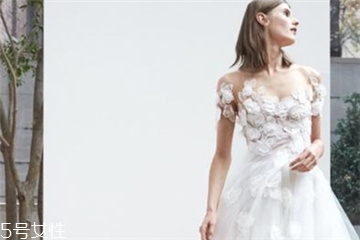 婚纱里面有胸垫的吗,婚纱自带胸垫还要不要穿内衣