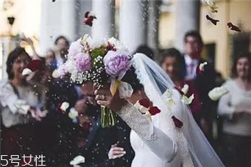 婚纱怎么清洗,婚纱上的红酒怎么洗掉 婚纱怎么清洗,婚纱上的红酒怎么洗掉