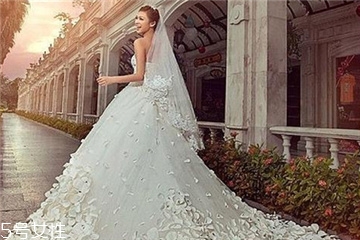 婚纱头纱怎么戴,婚纱头纱怎么戴的步骤