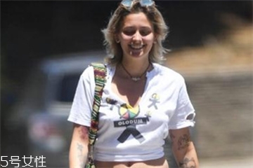 v领t恤怎么搭配外套,v领T恤怎么搭配女士 v领t恤怎么搭配外套,v领T恤怎么搭配女士