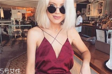 吊带连体裤怎么穿,吊带连体裤里面穿什么