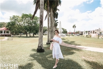 一字肩连衣裙怎么搭配外套,一字肩连衣裙的优点