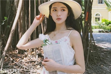 印花吊带裙怎么搭配好看,印花吊带裙配什么上衣