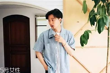 去海边旅游穿什么衣服好看,男生去海边玩穿衣搭配