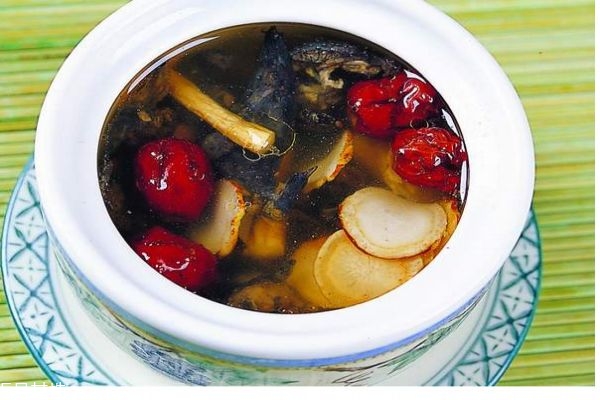 乌鸡汤有什么好处(乌鸡和什么煲汤好喝又营养)