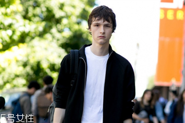 男生穿纯色衣服好看吗,男生穿绿色t恤好看吗 男生穿纯色衣服好看吗,男生穿绿色t恤好看吗