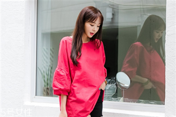 红t恤配什么颜色裤子,红t恤配什么颜色裤子好看