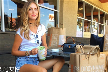 白色短裤配什么颜色t恤,白色t恤配什么裤子 白色短裤配什么颜色t恤,白色t恤配什么裤子