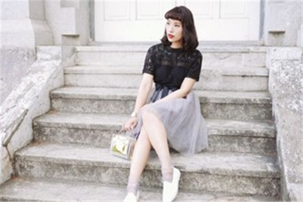 小白鞋搭配纱裙,白色纱裙配什么鞋子 小白鞋搭配纱裙,白色纱裙配什么鞋子