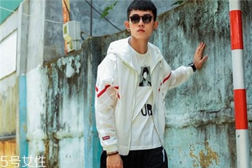 防晒衣里面穿什么衣服,防晒衣里面穿什么好