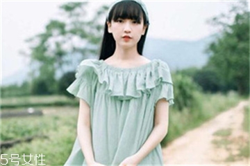 绿色上衣配什么颜色的裤子好看,绿色衣服配什么颜色的裤子