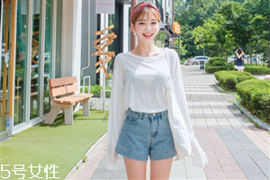 白色t恤配什么裤子,白色体恤衫配什么裤子好看 白色t恤配什么裤子,白色体恤衫配什么裤子好看