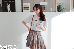 t恤裙怎么搭配,什么衣服配短裙好看 t恤裙怎么搭配,什么衣服配短裙好看