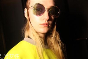 太阳镜可以带上飞机吗?,飞机上能不能带镜子 太阳镜可以带上飞机吗?,飞机上能不能带镜子