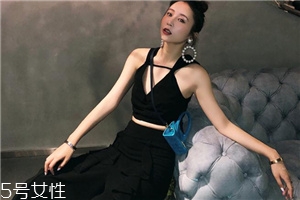 超短露脐背心,露脐背心搭什么外套好