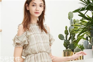 格子裙搭配什么上衣好看,格子连衣裙